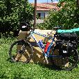 MTB_expedice/2006.07-1-Madrid_to_San_Sebastian/fotky/001-Kona_na_zahrade_pred_cestou_(Misak_foto).jpg